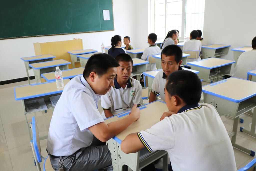 市留守儿童困境儿童心理关爱活动在安顺学院启动_春天吧 安顺学院2017年暑假留守儿童、困境儿童心关爱志愿者培训会现场 7月18日,由安顺市文明办和安顺学院教育科学学院主办,安顺学院教育科学学院应用心理学团队和安顺市未成年人心理健康教育辅导中心承办的凝聚爱心,护航成长留守儿童困境儿童心关爱活动启动仪式在安顺学院举行。 服务团队由4名国家二级心理咨询师,14名心理志愿者组成,团队将通过心理热线、一对一心理辅导、心理健康知识讲座等形式为留守儿童困境儿童开展心理服务。7月18日,安顺学院教育科学学院班永飞老师就心理关爱活动中应该注意的问题,特殊群体心
