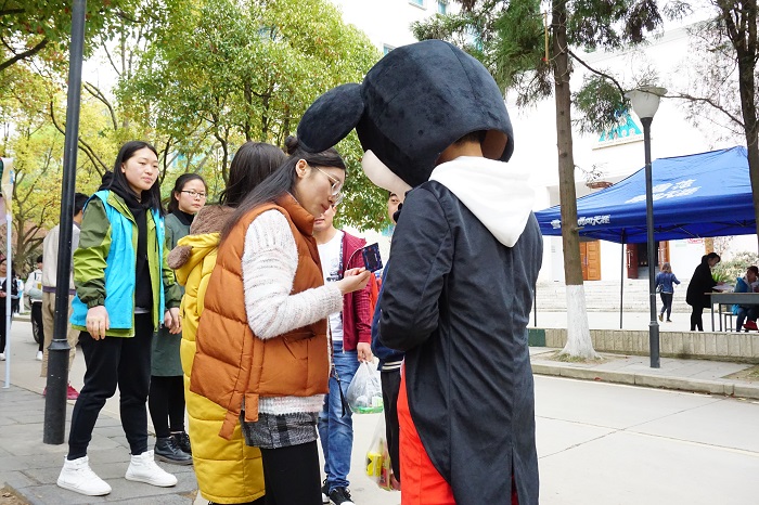 安顺学院抵制不良校园网贷宣传教育活动以快闪舞蹈开场 为帮助大学生认清不良网贷的危害,提高安全防范意识,3月21日中午,学校在大礼堂前开展了以莫画网为牢,莫贷一生愁为主题的抵制不良校园网贷宣传教育活动。 活动以快闪舞蹈开场,活力四射的舞蹈活跃了现场氛围,吸引了众多师生驻足观看,强化了不良网贷的警示教育。活动充分利用各种载体,通过知识问答有奖竞猜,分发宣传卡片,手写拒绝不良网贷寄语等方式,帮助同学们了解不良网贷的危害以及防范不良网贷的基本知识,进一步增强同学们的自我辨识能力和风险防范意识。 令狐荣